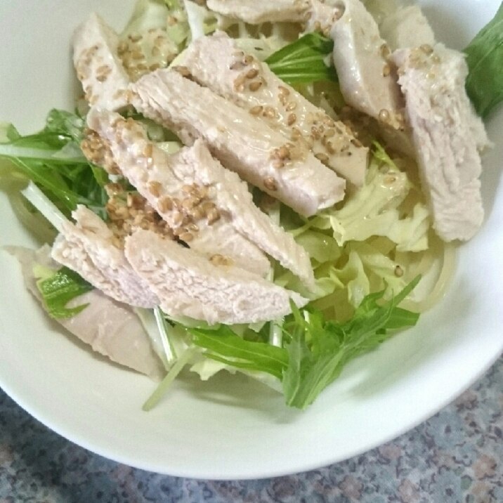 鶏ハムと冷麺のサラダ